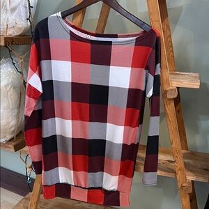 Chic Plaid Short Sleeve Top in Red and Black